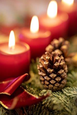 red-candles-flames-pinecone