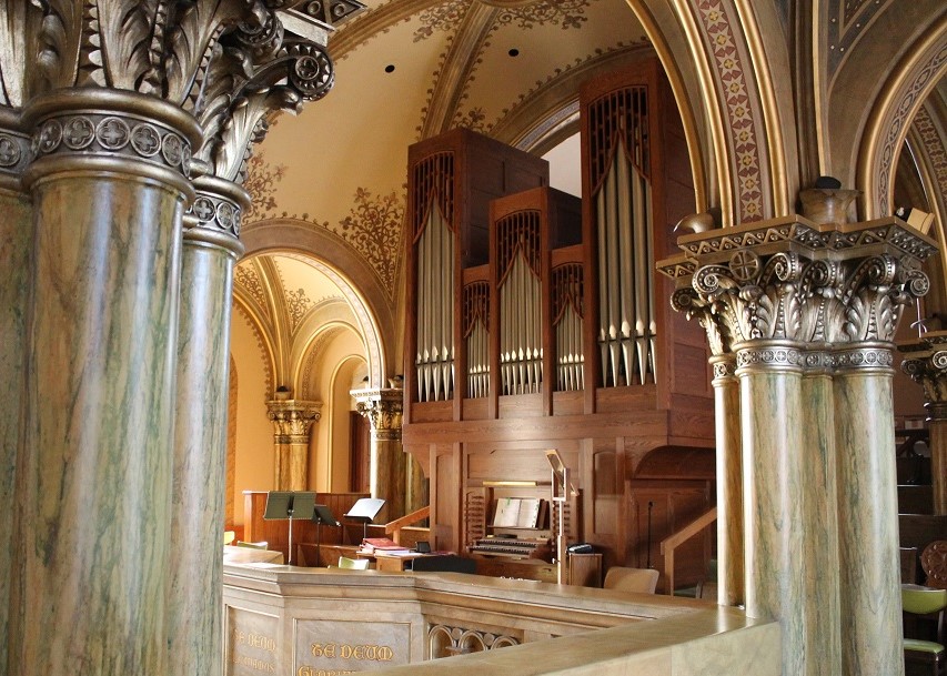 organ in mary of the angels chapel 