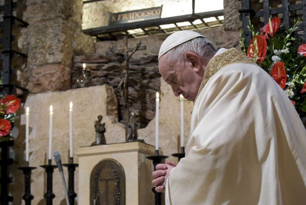 pope-francis-praying