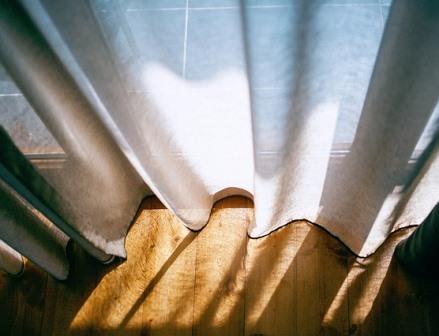 curtain-floor-light-pixabay.com