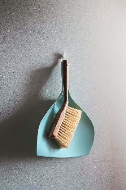 wall-dust-pan-hand-broom