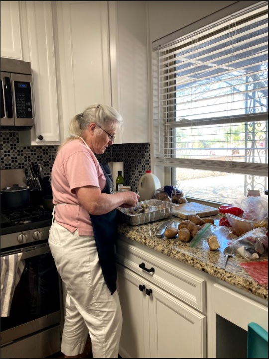 Sister Rose Elsbernd prepares meals for Casa Alitas